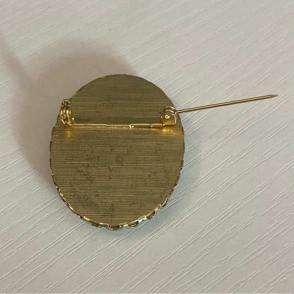 Beautiful Hand Painted Bird Porcelain Brooch Vintage - Picture 4 of 5